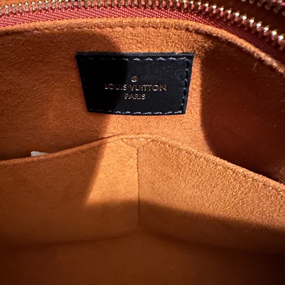 Like new Louis Vuitton OnTheGo GM black square tote. - Picture 8 of 15